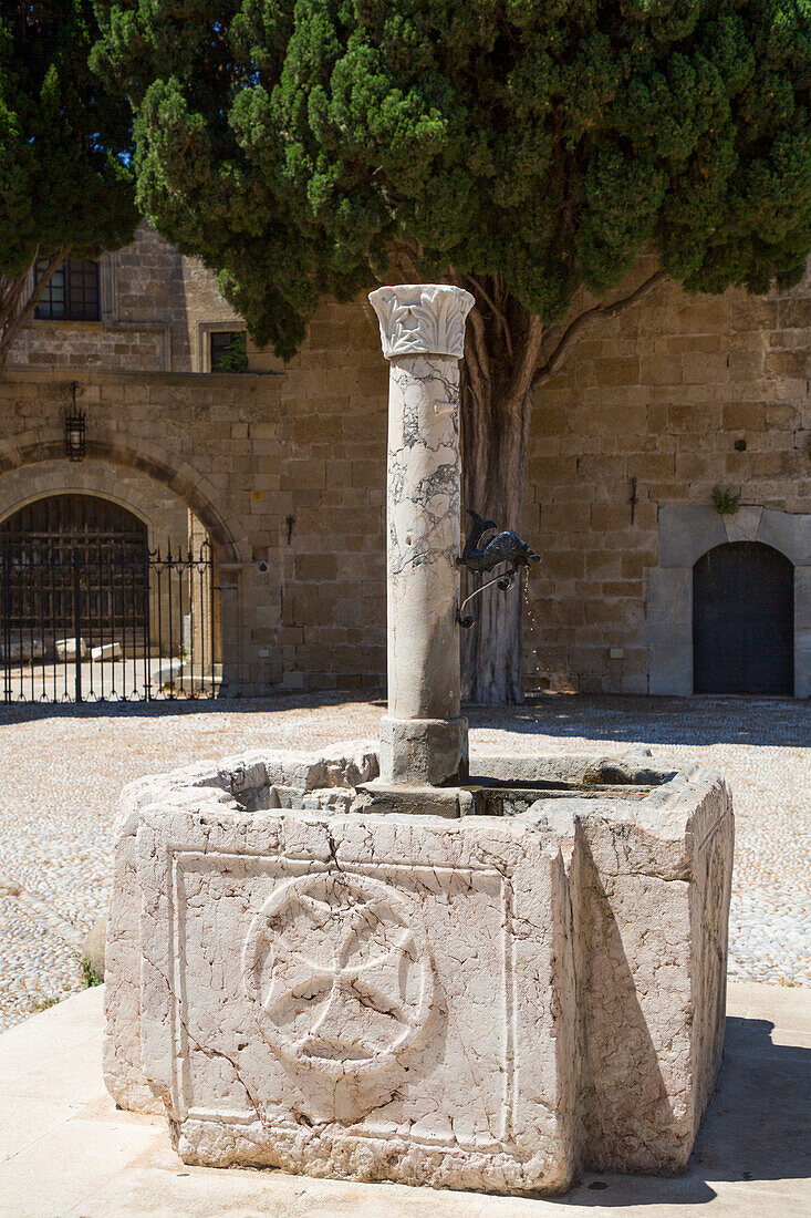 Nahaufnahme des alten Taufbrunnens auf dem Argyrokastro-Platz, Rhodos Altstadt, Rhodos; Dodekanes-Inselgruppe, Griechenland