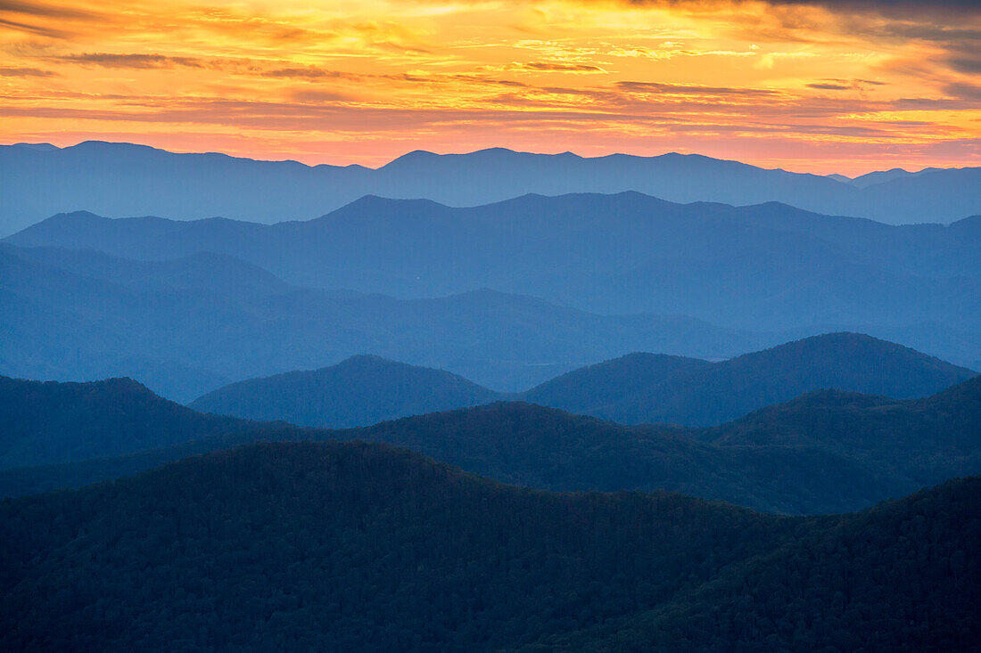 Blue Ridge Mountain Bergkämme sind bei Sonnenuntergang sichtbar; North Carolina, Vereinigte Staaten von Amerika