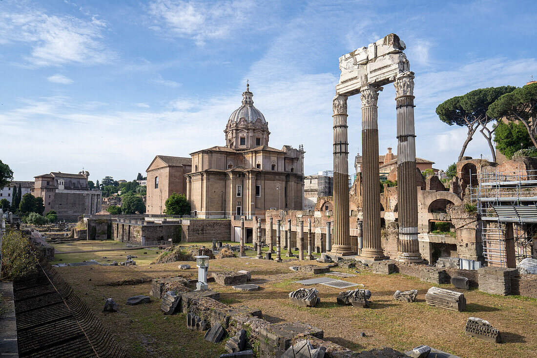 Chiesa Santi Luca E Martina, Tempel von Castor und Pollux und Ruinen des Foro Romano (Forum Romanum) im alten Rom; Rom, Italien