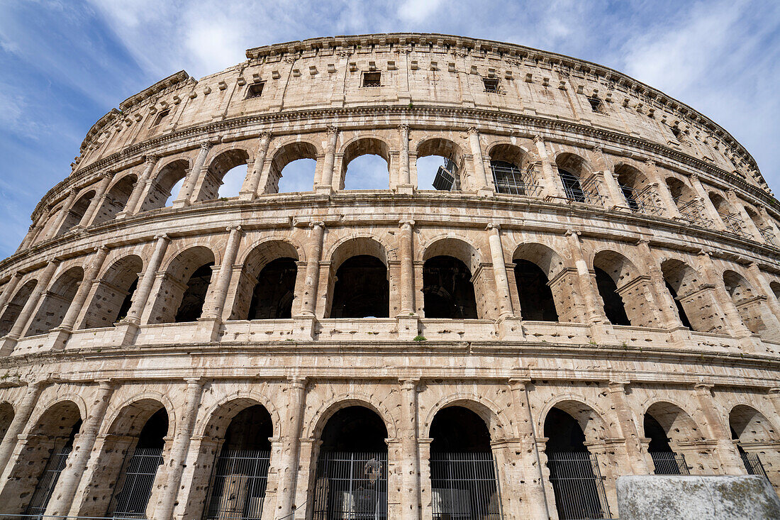 Nahaufnahme des Amphitheaters des Kolosseums (Colosseo); Rom, Italien