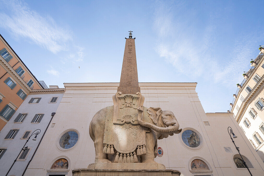 Nahaufnahme der Basilika St. Maria Sopra Minerva und des Elefanten mit Obelisk auf der Piazza Della Minerva; Rom, Italien