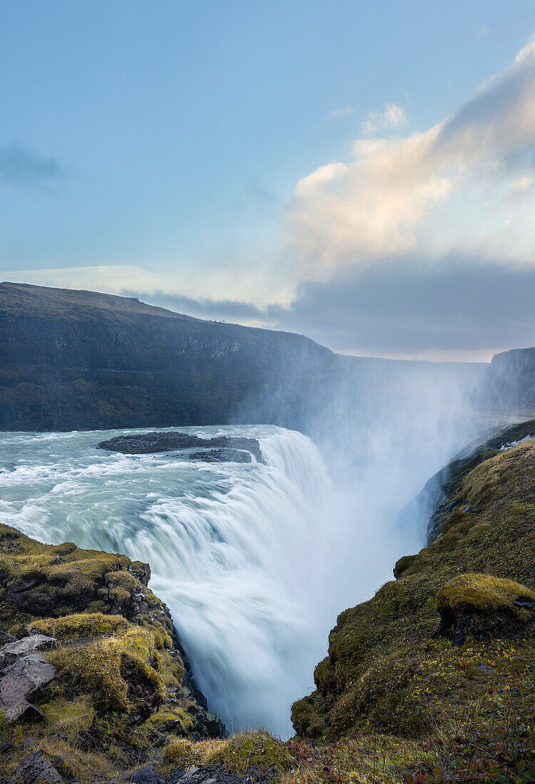 Langzeitbelichtung der unteren Stufe des Gullfoss-Wasserfalls, der in eine riesige Felsspalte mündet; Island
