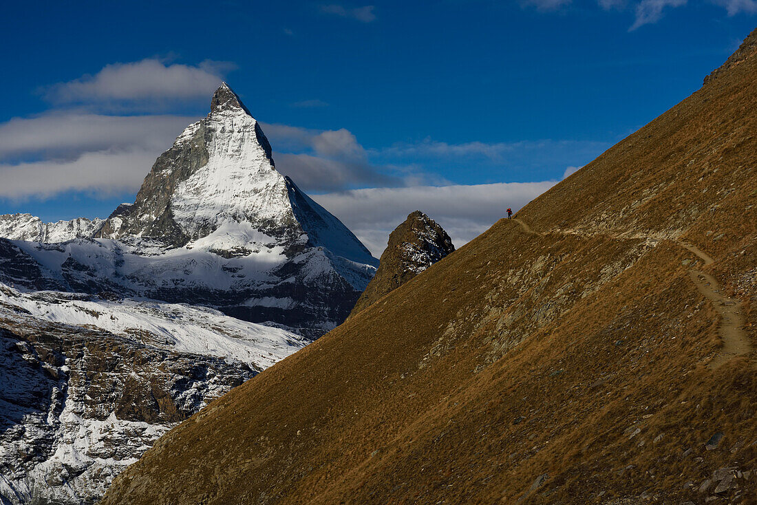 Trekking auf dem Wanderweg neben dem Gornergletscher mit Blick auf das Matterhorn in der Ferne; Gornergrat, Zermatt, Schweiz.