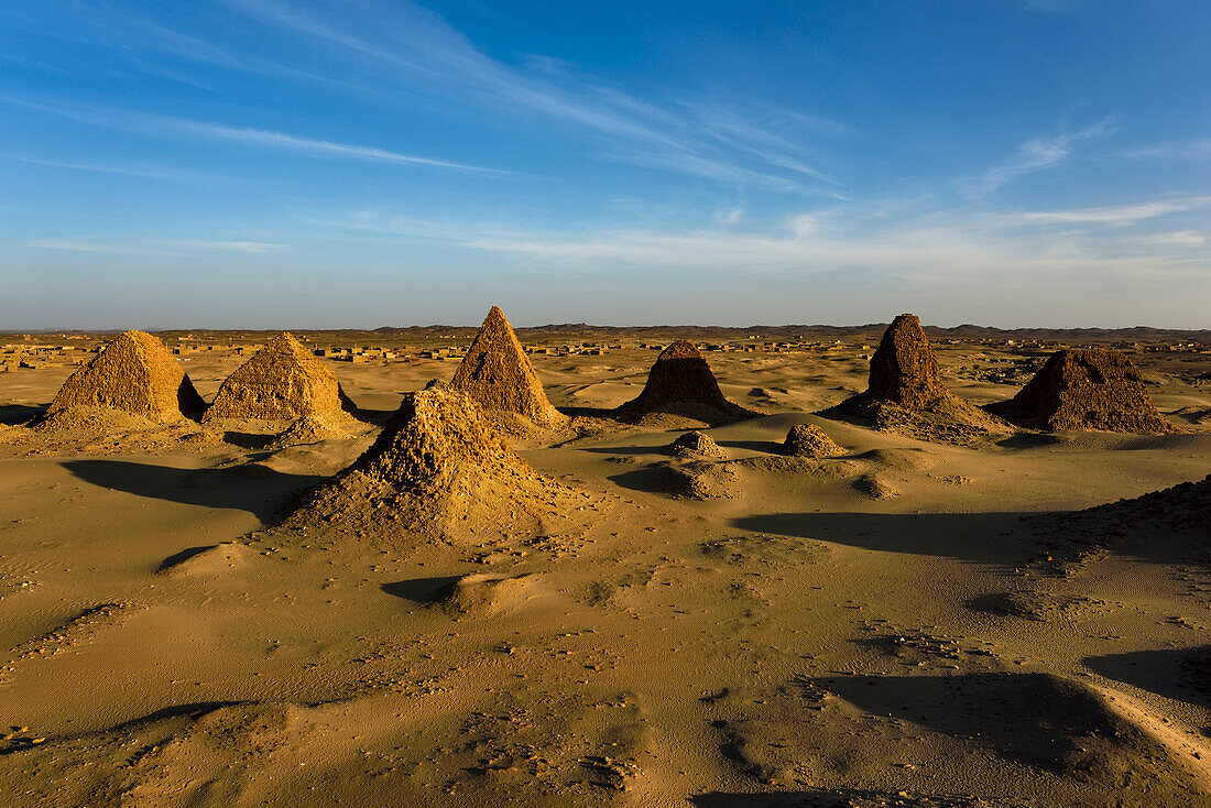Die Pyramiden von Nuri von der Spitze der Taharqa-Pyramide aus gesehen; Meroe, Sudan, Afrika.