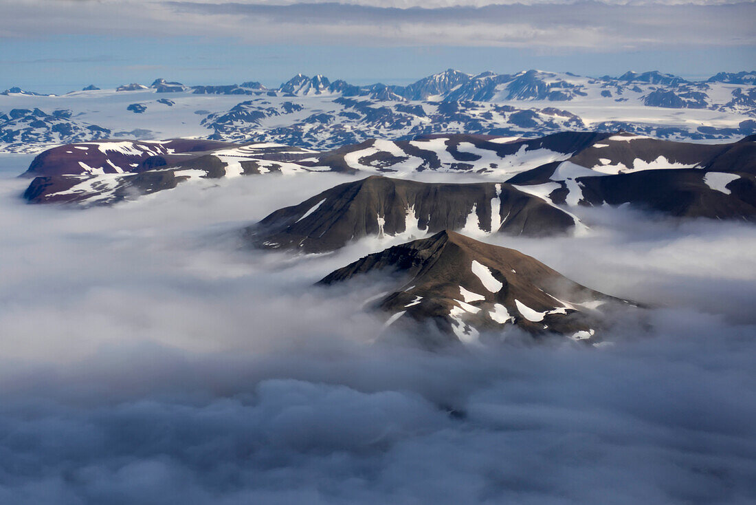 Blick aus dem Fenster beim Flug über die Ostküste Grönlands auf einer Expedition zur Erforschung des Klimawandels; Grönland.