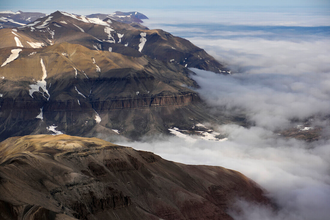 Blick aus dem Fenster während eines Fluges über die Ostküste Grönlands auf einer Expedition zur Erforschung des Klimawandels; Grönland.