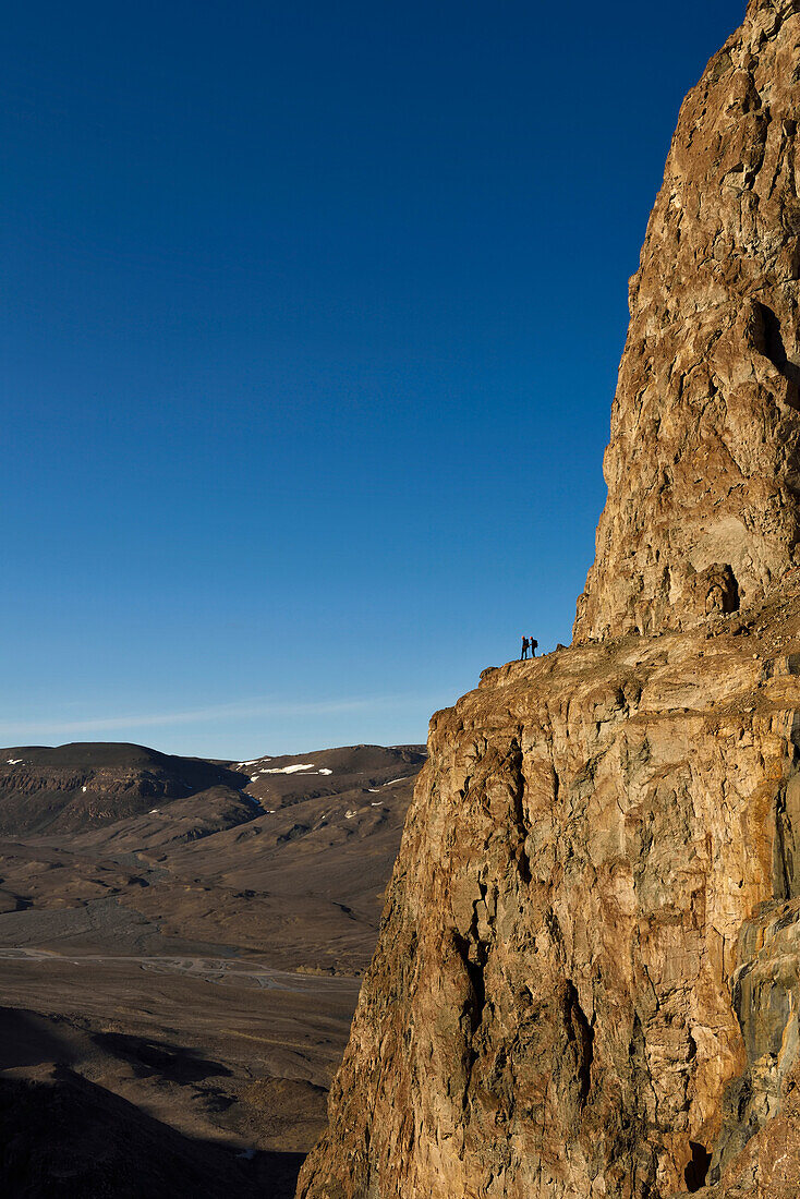 Expeditionsmitglieder, die auf der Suche nach Höhlen für die Erforschung des Klimawandels sind, genießen den Blick auf das Grottedalen; Grönland.