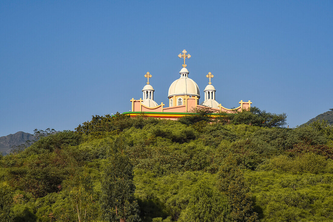 Äthiopische orthodoxe Kirche auf einem Berggipfel mit blauem Himmel; Äthiopien