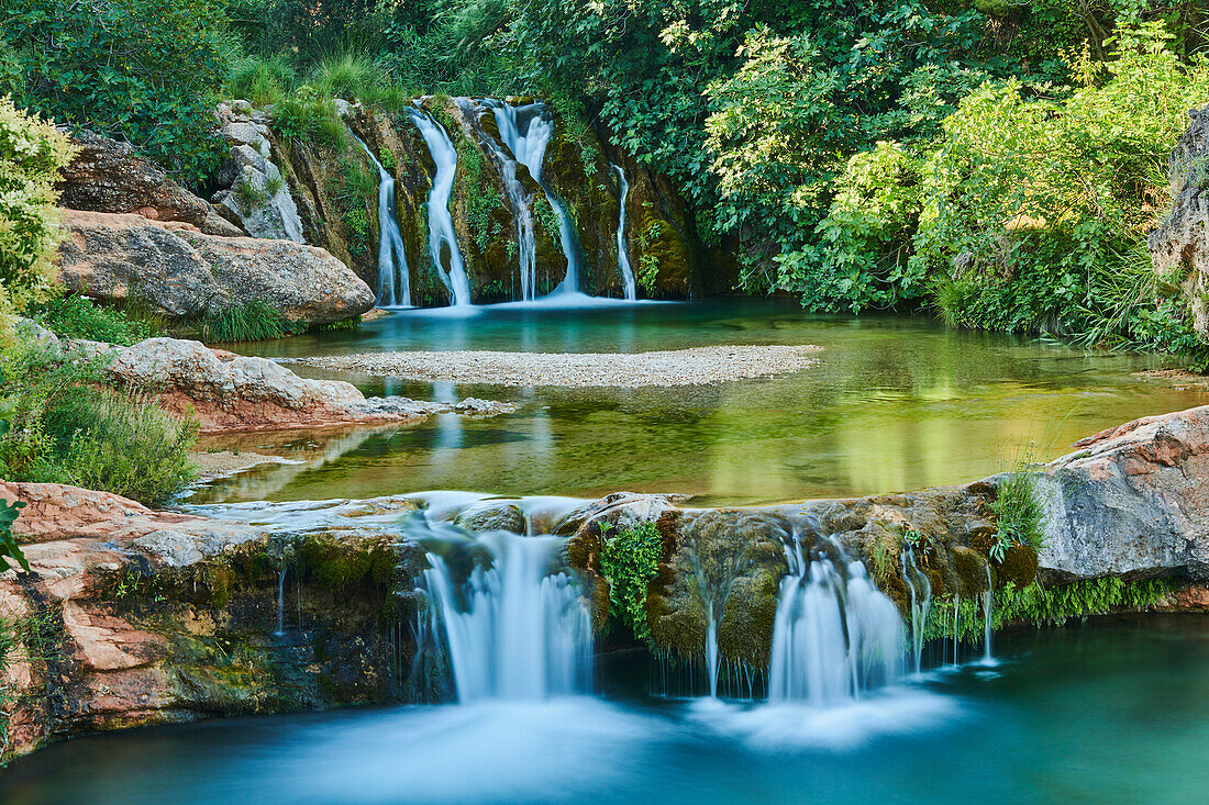 Landschaftliche Schönheit der Wasserfälle bei El Parrizal Beceite entlang des Matarranya-Flusses in der Provinz Teruel, Autonome Region Aragonien; Spanien