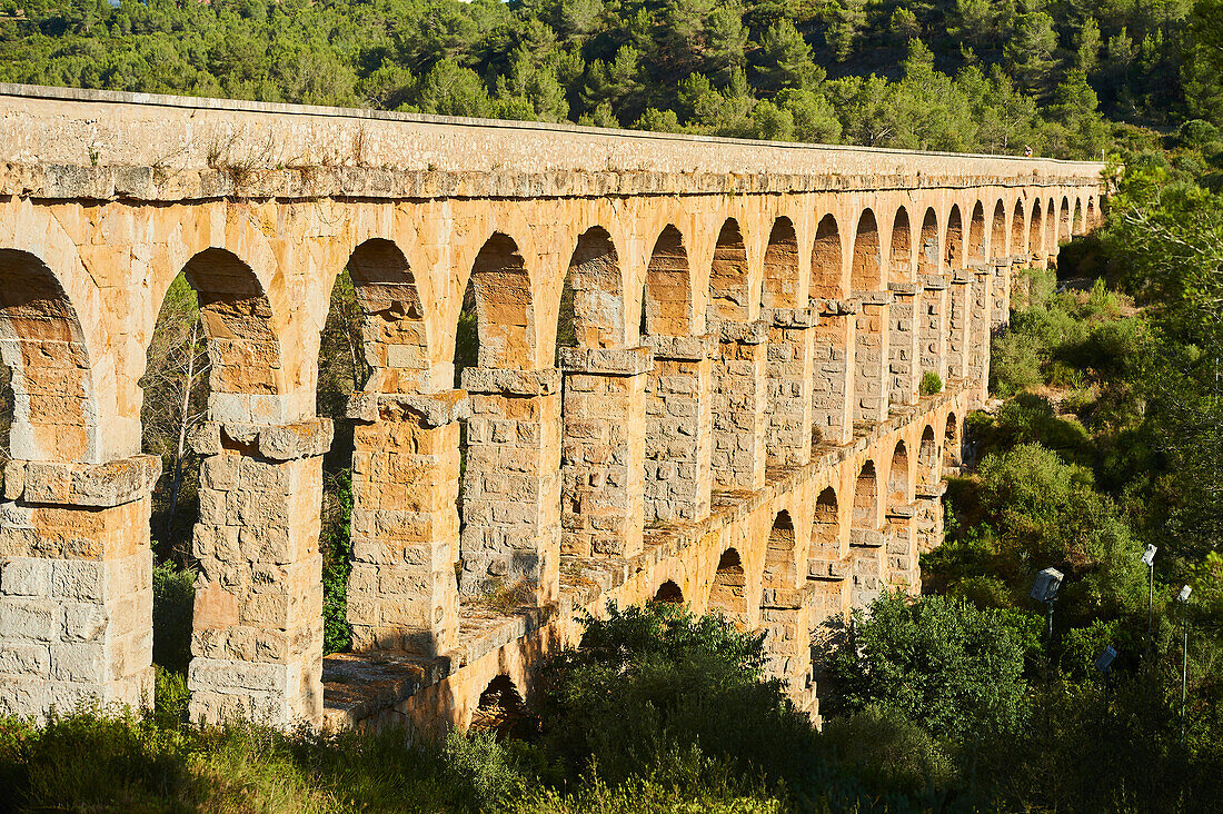 Altes, römisches Aquädukt, das Ferreres-Aquädukt (Aq?e de les Ferreres), auch bekannt als Pont del Diable (Teufelsbrücke) in der Nähe von Tarragona; Katalonien, Spanien