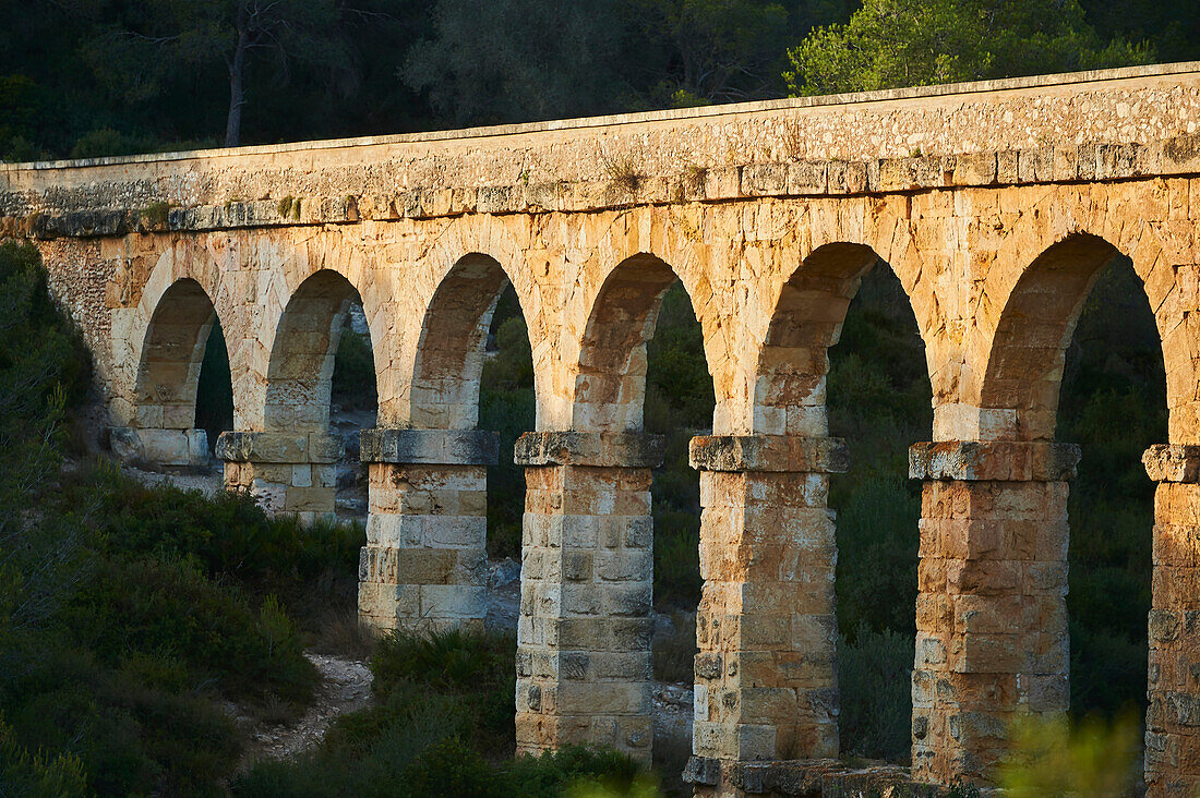 Altes, römisches Aquädukt, das Ferreres Aquädukt (Aq?e de les Ferreres) auch bekannt als Pont del Diable (Teufelsbrücke) bei Tarragona; Katalonien, Spanien
