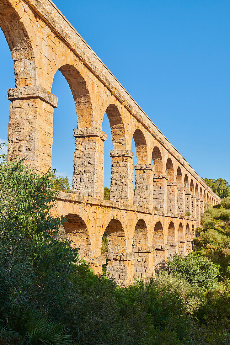 Altes, römisches Aquädukt, das Ferreres-Aquädukt (Aq?e de les Ferreres), auch bekannt als Pont del Diable (Teufelsbrücke) bei Tarragona; Katalonien, Spanien