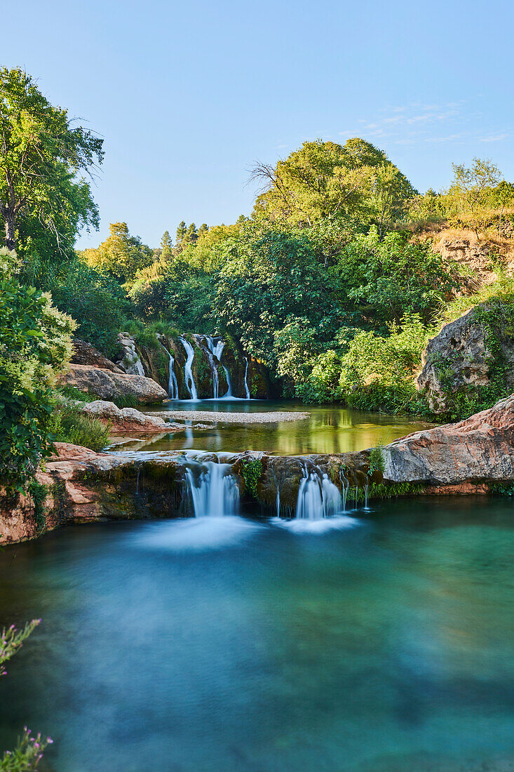 Landschaftliche Schönheit der Wasserfälle bei El Parrizal Beceite entlang des Matarranya Flusses (R?Matarra??in der Provinz Teruel, Autonome Region Aragonien; Spanien