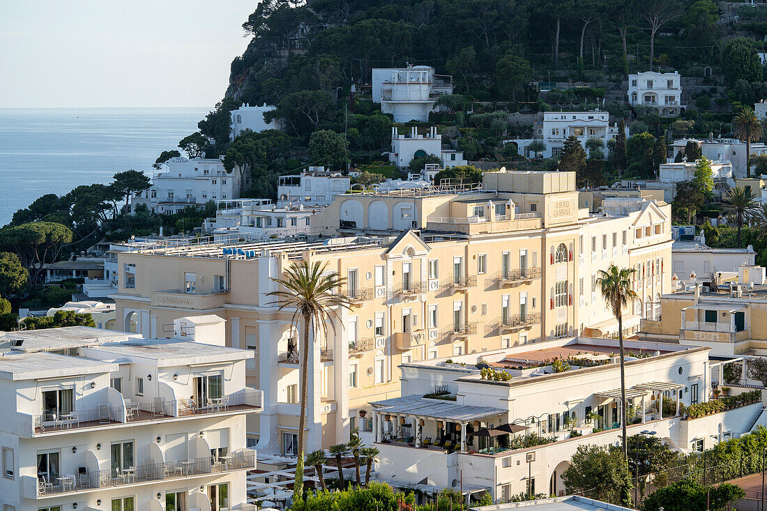 Das Grand Hotel Quisisana und Überblick über die Dächer der Gebäude in der Stadt Capri; Neapel, Capri, Italien