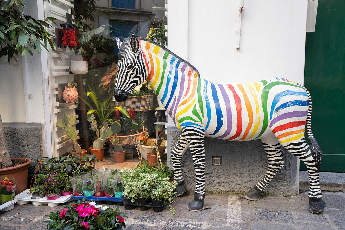 Zebra-Statue mit mehrfarbigen Streifen vor einem Restaurant in Capri-Stadt; Neapel, Capri, Italien