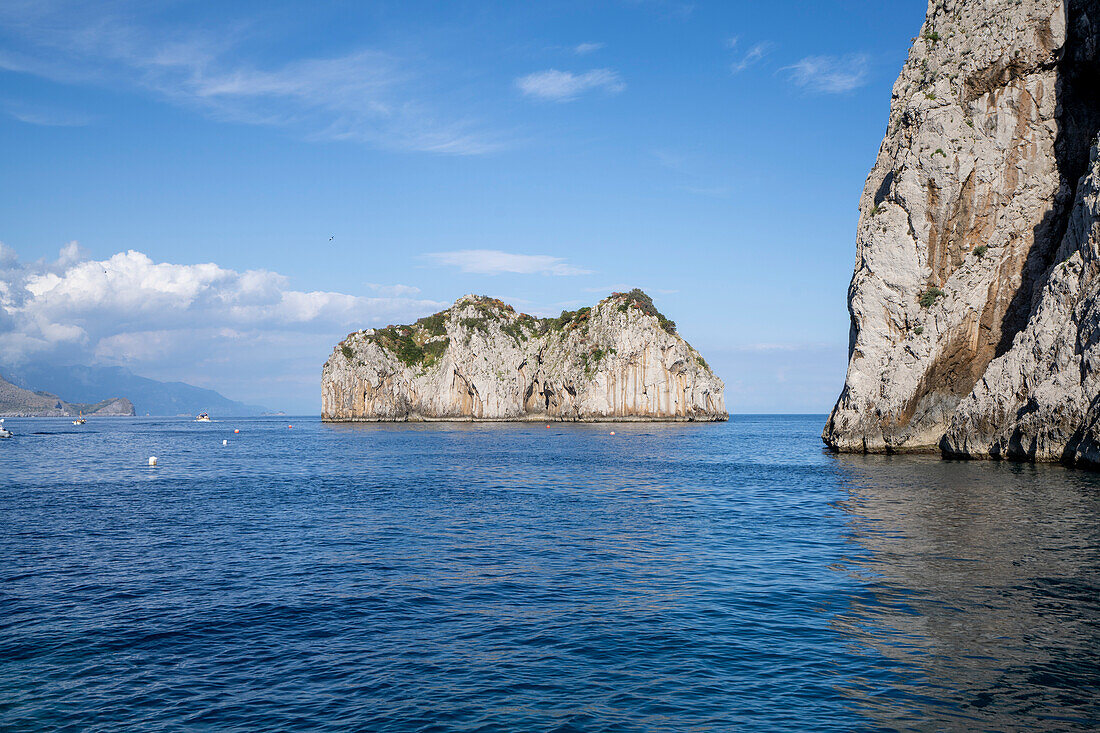 Blick auf die Faraglioni-Bucht und Felsformationen am Ufer in der Bucht von Neapel vor der Insel Capri; Neapel, Capri, Italien