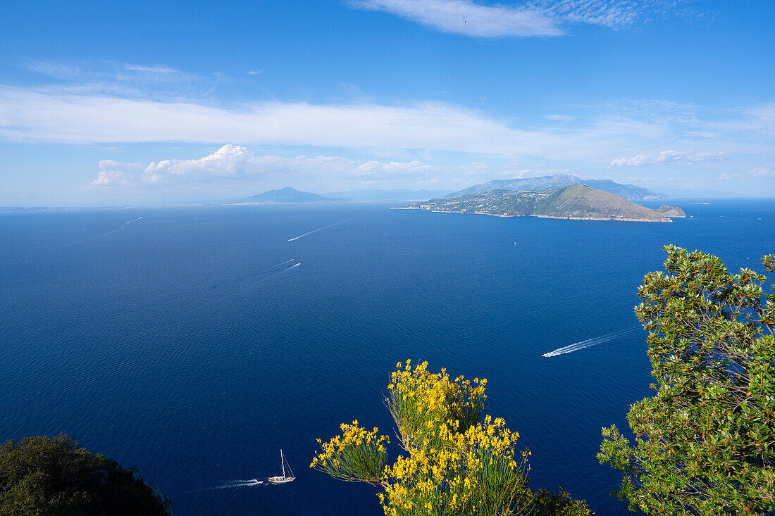 Blick von der Villa Jovis auf der Insel Capri über die Amalfiküste und die Bucht von Neapel; Neapel, Capri, Italien