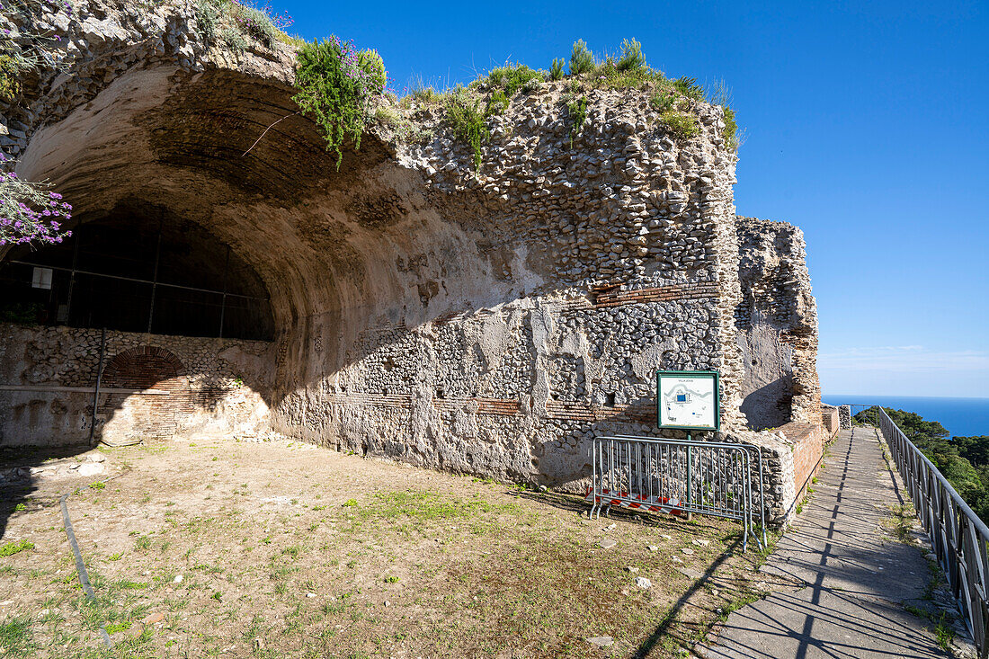 Spazierweg und die Grotta di Tiberio bei der Villa Jovis auf der Insel Capri; Neapel, Capri, Italien