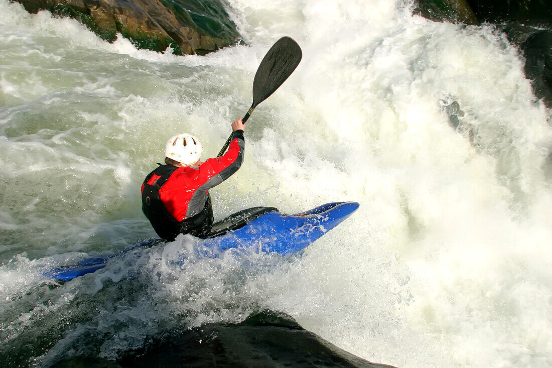 Wildwasserkajakfahrer sprengt einen großen Wasserfall hinunter; Great Falls, Potomac River, Virginia/Maryland.