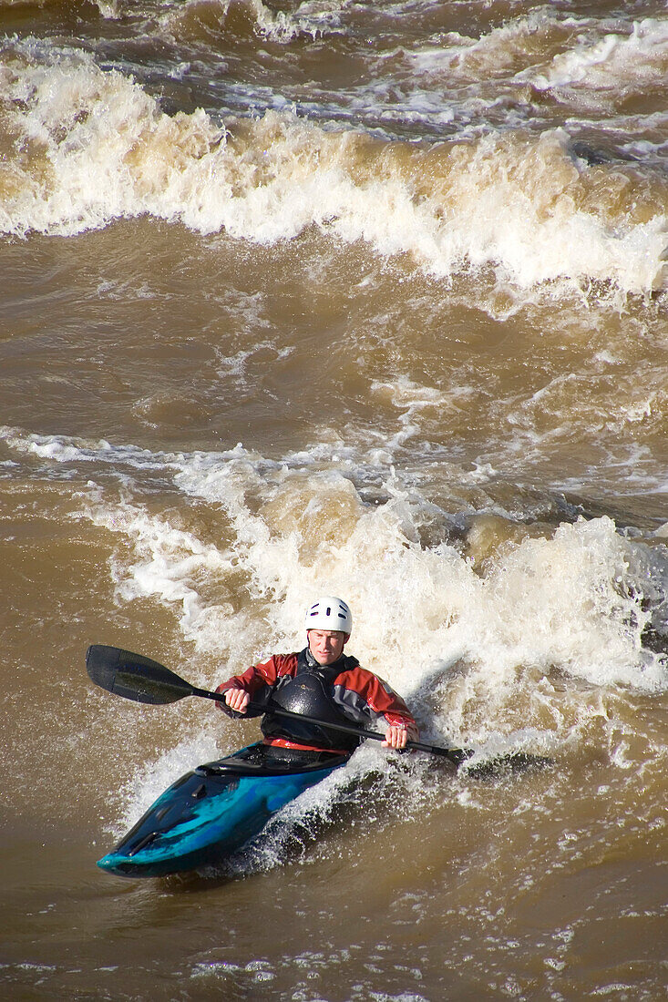 Kajakfahrer surft auf einer stehenden Welle; Potomac River, Maryland und Virginia.