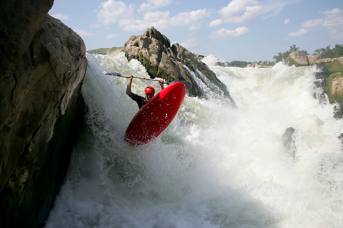 Ein Wildwasserkajakfahrer stürzt sich von einem Wasserfall bei Great Falls; Great Falls, Potomac River, Maryland.