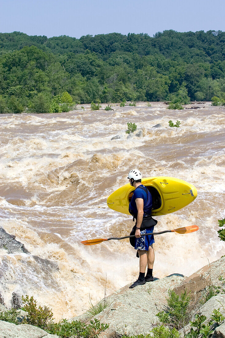Kajakfahrer erkundet große Wildwasser-Stromschnellen auf dem Potomac River; Great Falls, Potomac River, Virginia/Maryland.