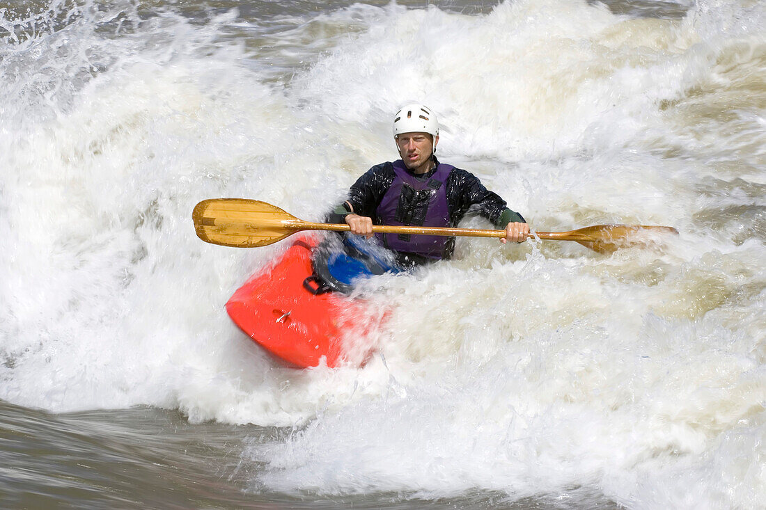 Kajakfahrer paddelt durch Wildwasser-Stromschnellen auf dem Potomac River; Potomac River - Maryland/Virginia, USA