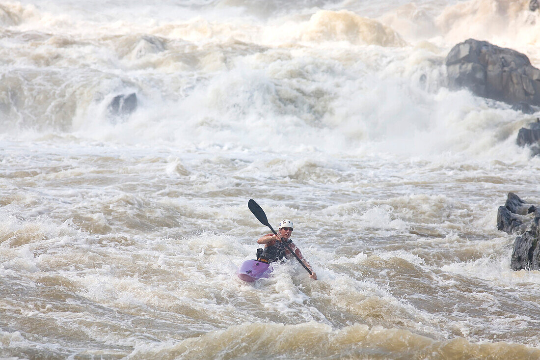 Kajakfahrer paddelt durch eine reißende Stromschnelle; Great Falls of the Potomac River - Maryland/Virginia, USA