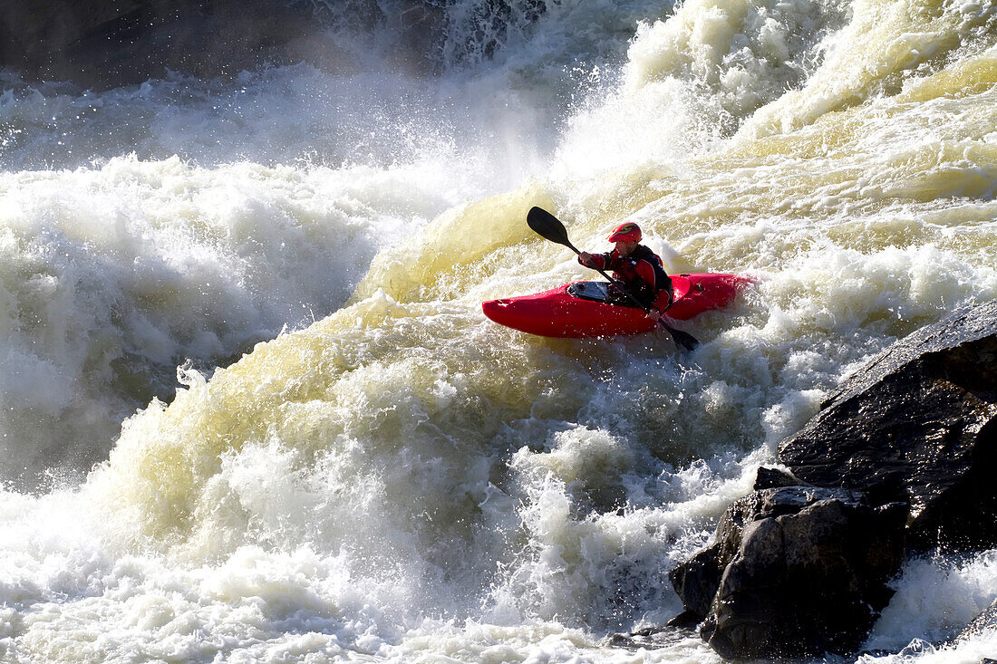 Ein Kajakfahrer fährt auf dem unteren Abschnitt der Great Falls; Potomac River, Maryland.