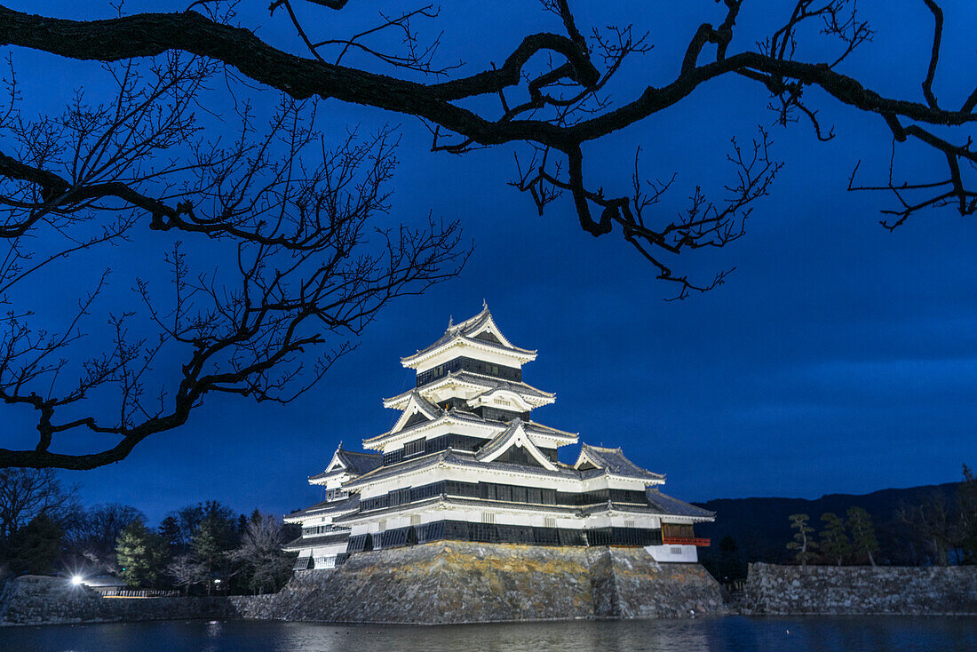 Schloss Matsumoto, ursprünglich bekannt als Schloss Fukashi, bei Nacht beleuchtet; Matsumoto, Präfektur Nagano, Japan