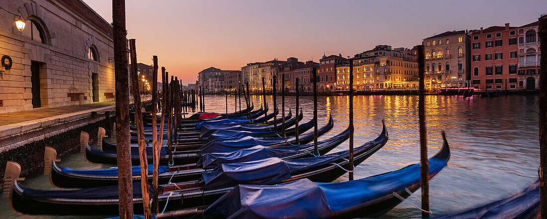 Blau bespannte Gondeln am Ufer eines Kanals in Venedig; Venedig, Veneto, Italien