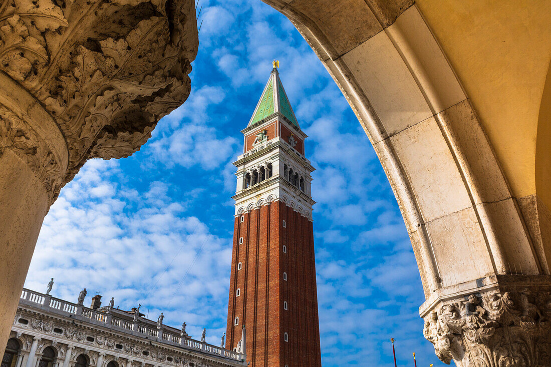Blick auf den Campanile di San Marco durch einen Torbogen auf dem Markusplatz in Venetien; Venedig, Italien