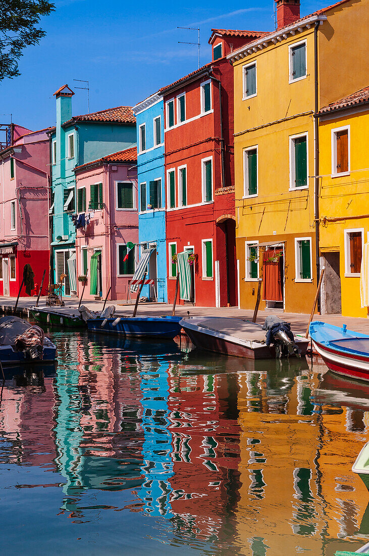 Bunte Häuser entlang der Uferpromenade auf der Insel Burano in Venetien; Venedig, Italien