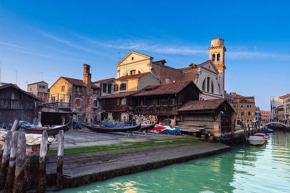 Squero di San Trovaso, Bootswerft, in der die venezianischen Gondeln hergestellt werden in Venetien; Venedig, Italien