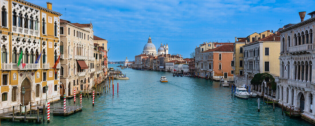 Blick auf die Stadt Venedig und den Canal Grande mit der Chiesa Santa Maria della Salute auf der Punta della Dogana, von der Accademia-Brücke in Venetien; Venedig, Italien