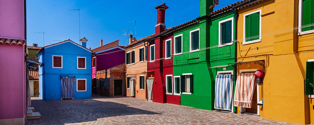 Bunte Häuser auf der Insel Burano in Venetien; Venedig, Italien