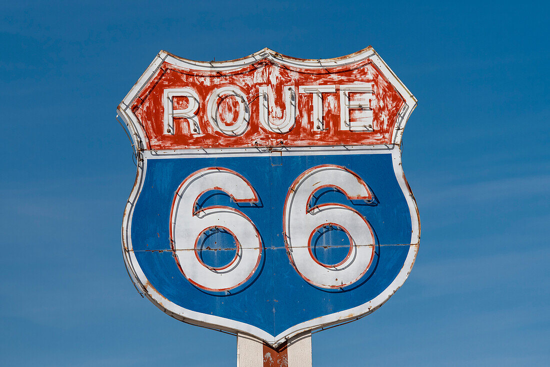 Ein klassisches und ikonisches Route 66 Schild im östlichen New Mexico; Moriarty, New Mexico, Vereinigte Staaten von Amerika