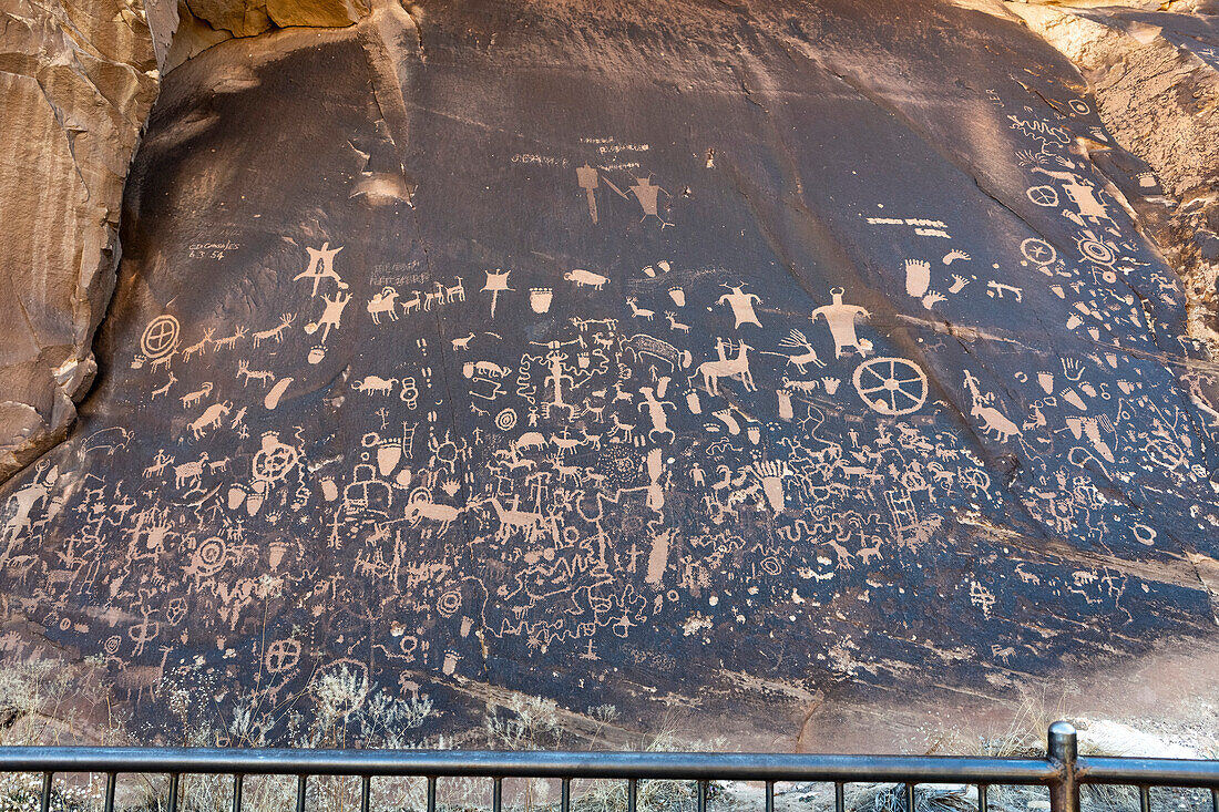 Some of the petroglyphs of the Newspaper Rock State Historic Monument, in the Canyonlands National Park. Unknown when or why the drawings were made; La Sal, Utah, United States of America