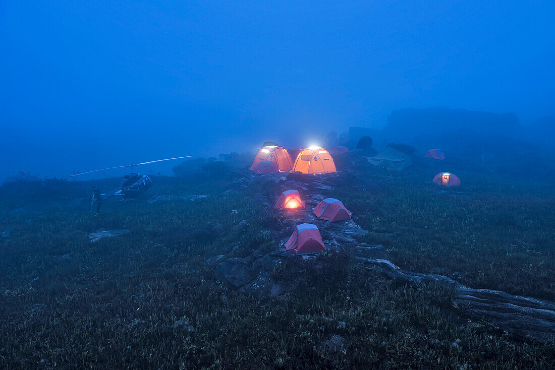 Mitglieder des Expeditionsteams lagern auf dem Gipfel des Auyan Tepui; Gran Sabana, Venezuela.