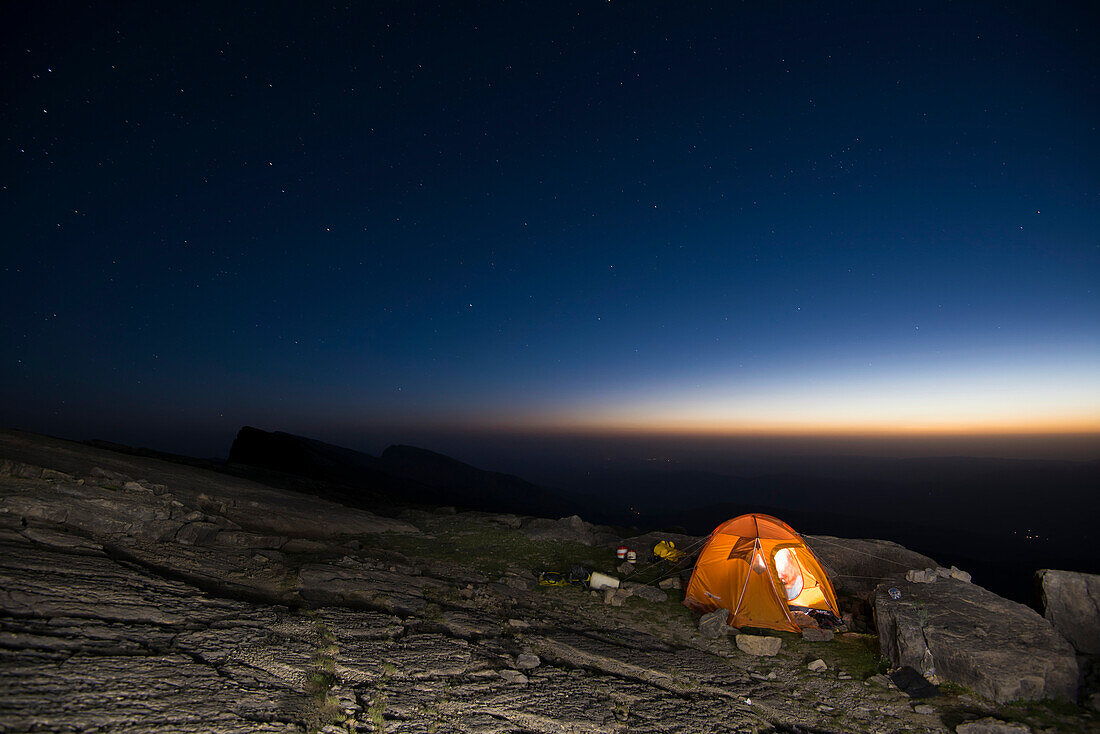 Mitglieder des Expeditionsteams lagern am Rande einer Klippe während ihrer Wanderung zum Dark Star, einem Kalksteinhöhlensystem im Boysuntov-Gebirge in Usbekistan; Usbekistan.