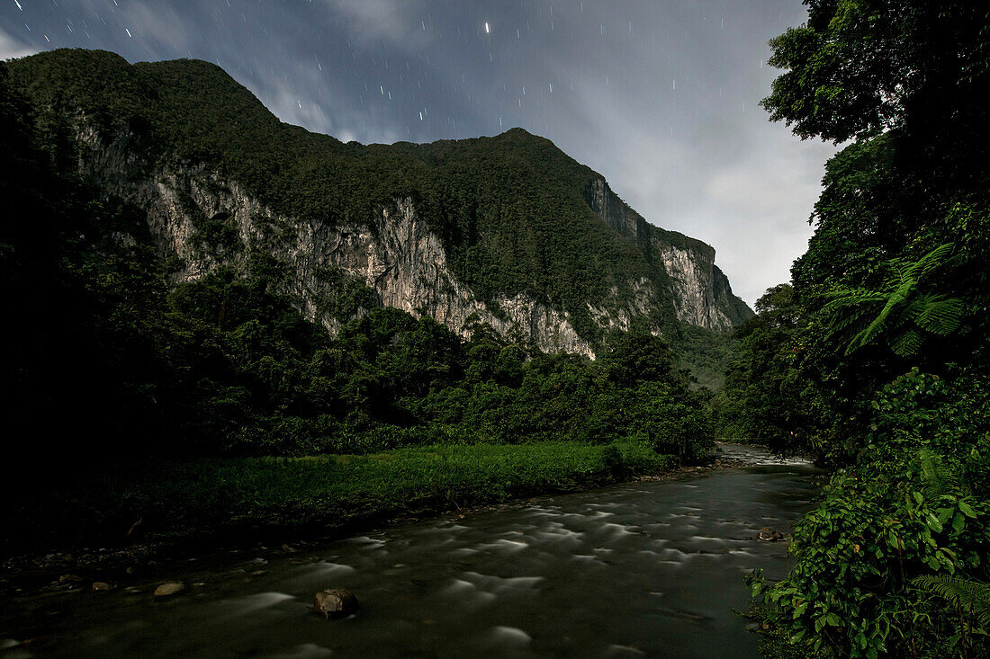 Die Melinau-Schlucht und die weißen Klippen der Südwand des Gunung Benarat im Gunung Mulu National Park; Gunung Mulu National Park, Sarawak, Borneo, Malaysia.