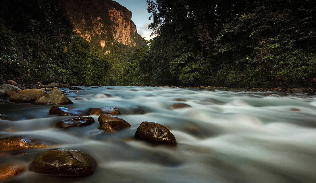 Der Melinau Fluss und die Schlucht bei Sonnenuntergang im Gunung Mulu National Park; Gunung Mulu National Park, Sarawak, Borneo, Malaysia.
