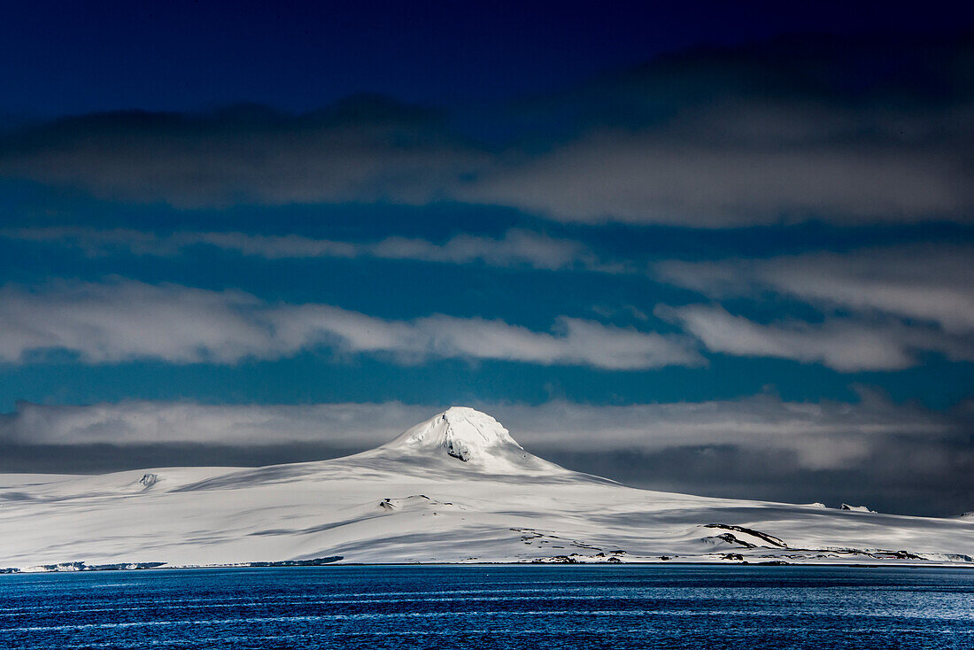 Dramatischer Himmel über den Shetlands, einem Ankunftsort für Besucher der Antarktischen Halbinsel; Antarktis