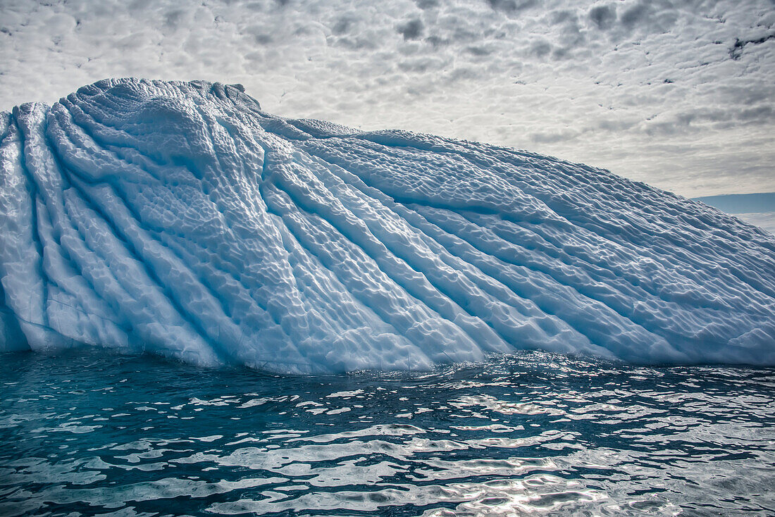 Nahaufnahme eines tief zerfurchten Eisbergs vor der Küste der antarktischen Enterprise-Insel; Antarktis