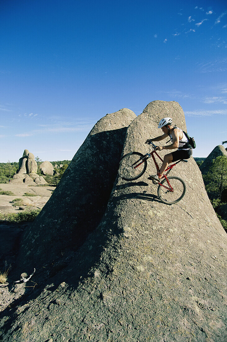 Ein Mountainbiker auf einer Felsformation in der Sierra Madres; Greel, Mexiko.