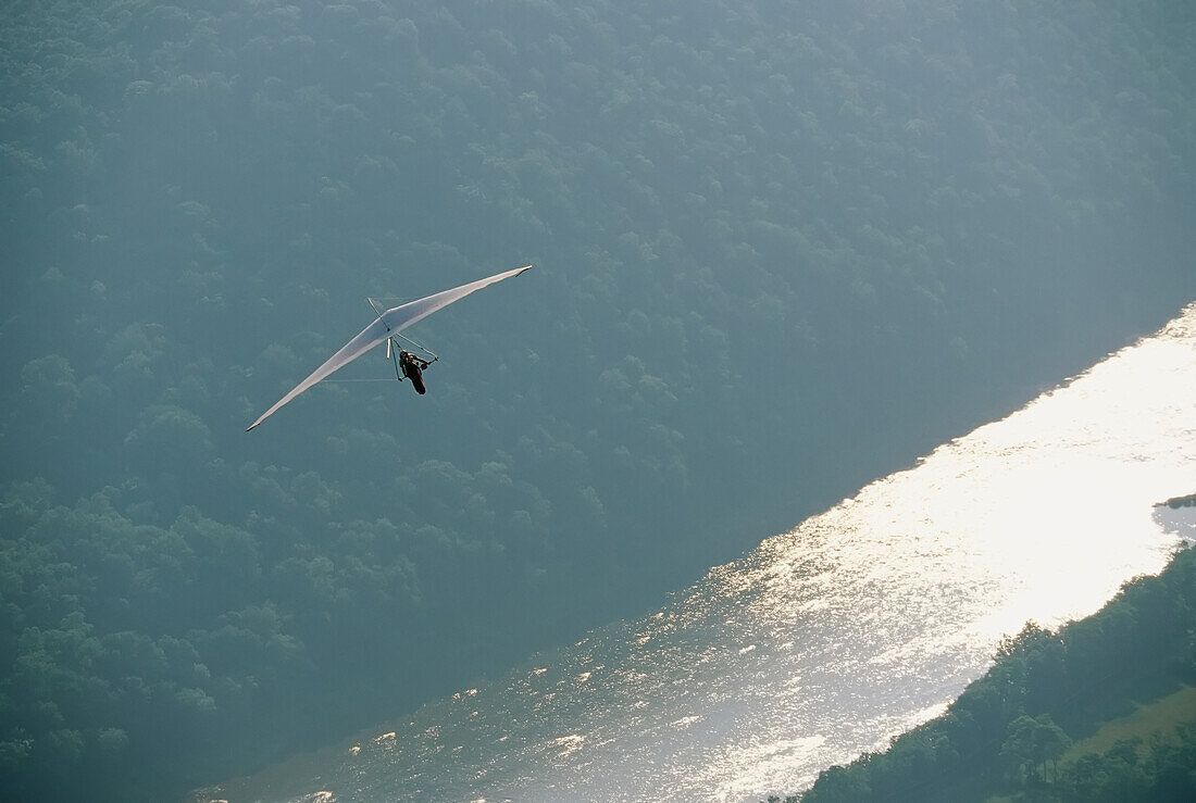 Ein Drachenflieger schwebt über dem von der Sonne reflektierten Susquehanna River; Susquehanna River, Hyner View State Park, Pennsylvania.