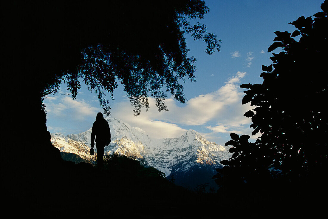 Silhouette eines Wanderers im Annapurna-Gebirge in Nepal; Annapurna-Gebirge, Nepal.