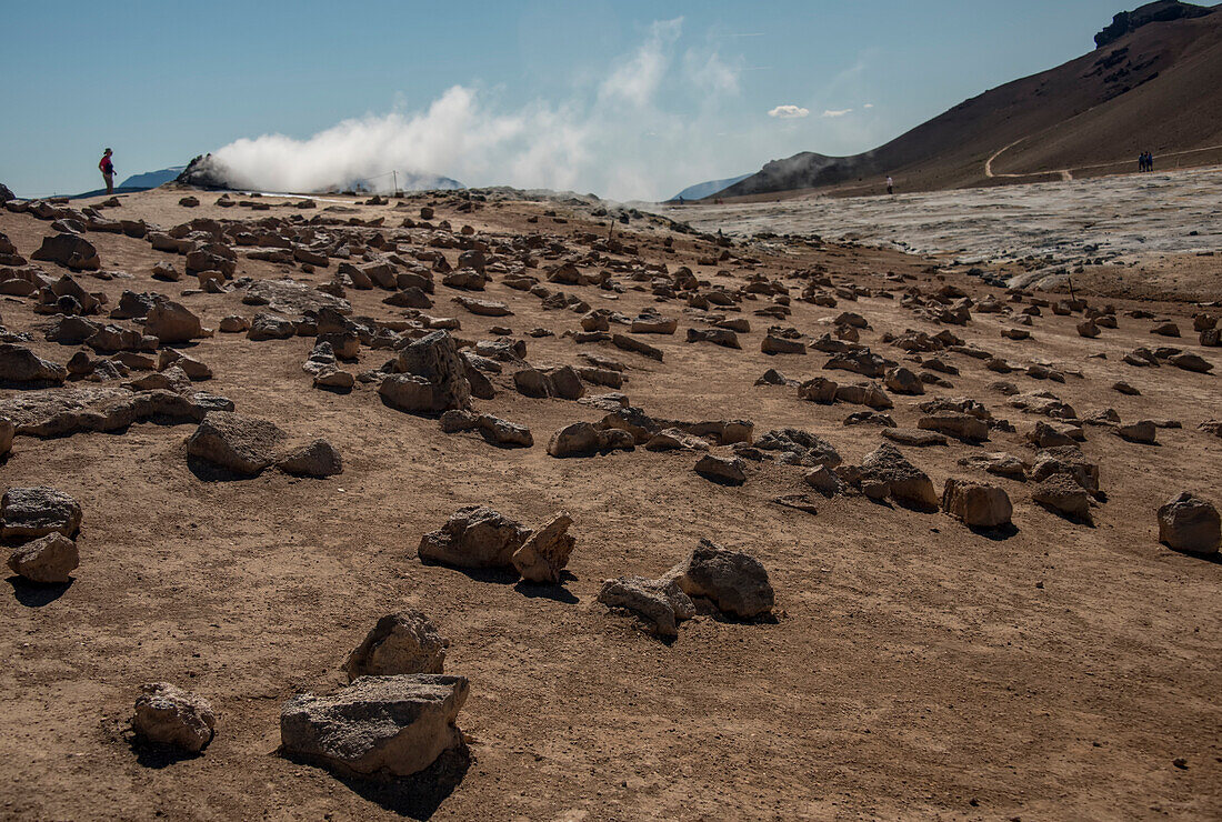 Reisende bei der Besichtigung der Dampfschlote im N?skar?ss-Gebiet, einer geothermischen Region auf dem Berg N?fjall in Nordisland, wo die euro-asiatische und die nordamerikanische tektonische Platte zusammenstoßen; Namaskard, Berg Namafjall, Island