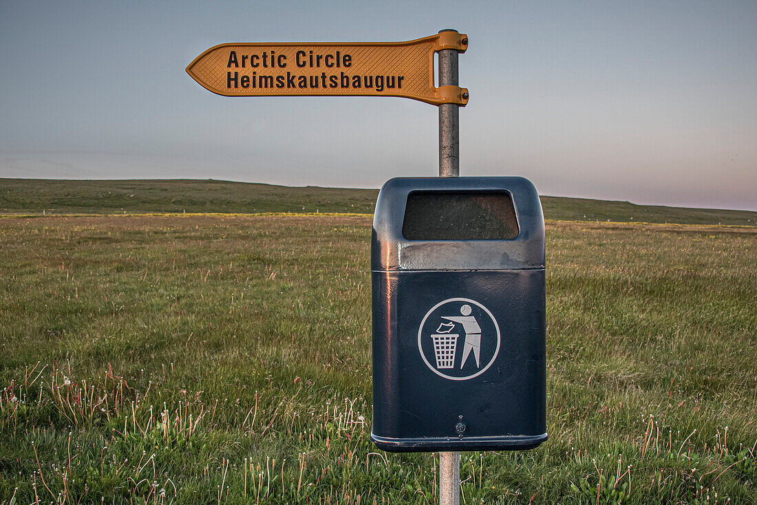 Mülleimer in der isländischen Region Husavik mit einem Richtungsschild, das in Richtung Polarkreis zeigt; Husavik, Island