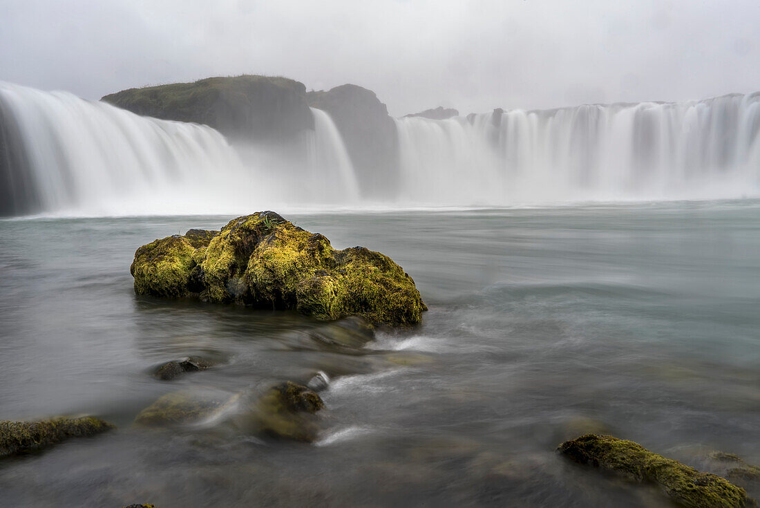 Godafoss ist ein beeindruckender Wasserfall in Nordisland, etwa 45 Minuten von Akureyri, der zweitgrößten Stadt Islands, entfernt. Das Wasser aus dem Fluss Skjalfandafljot fällt aus einer Höhe von 36 Fuß; Island